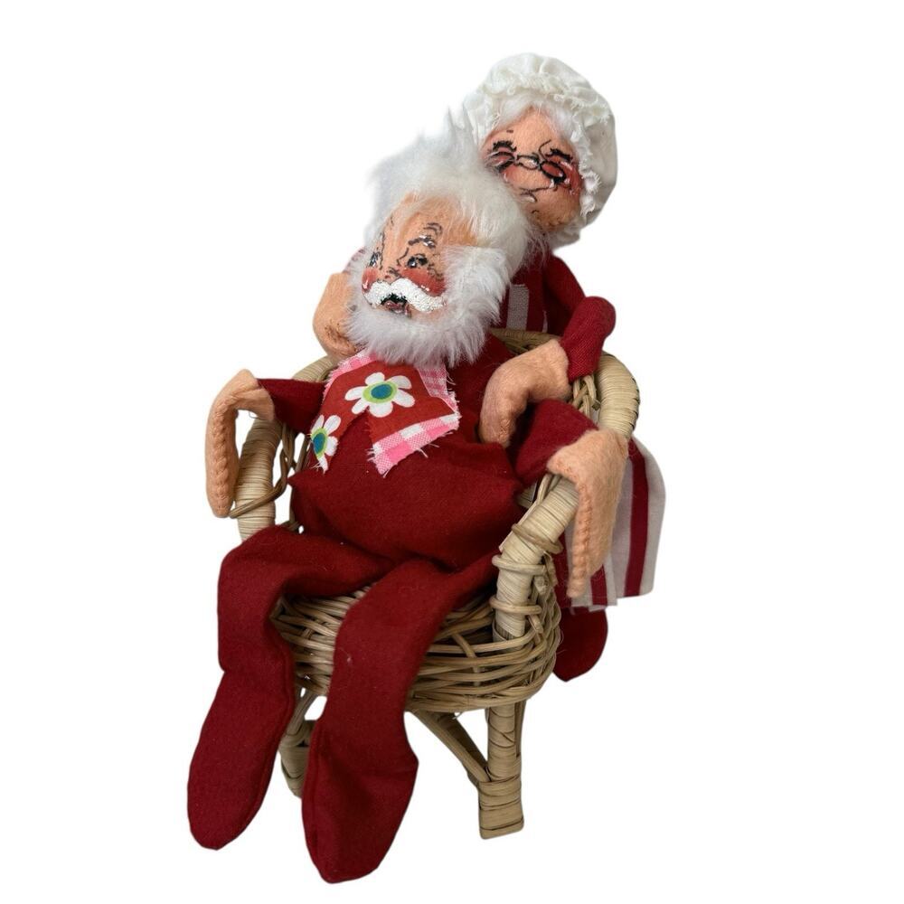 ANNALEE Santa And Mrs. Claus Wicker Chair Christmas Decor Folkart Shabby Chic - Picture 1 of 8
